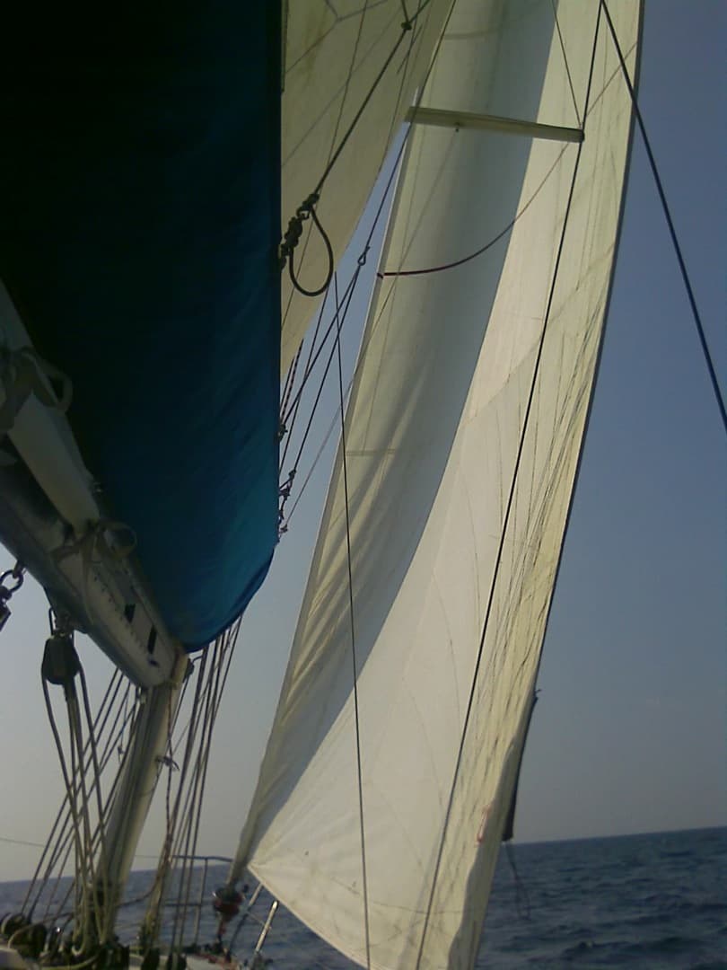 Profil vertical du foc blanc, avec la mer à l’arrière-plan.