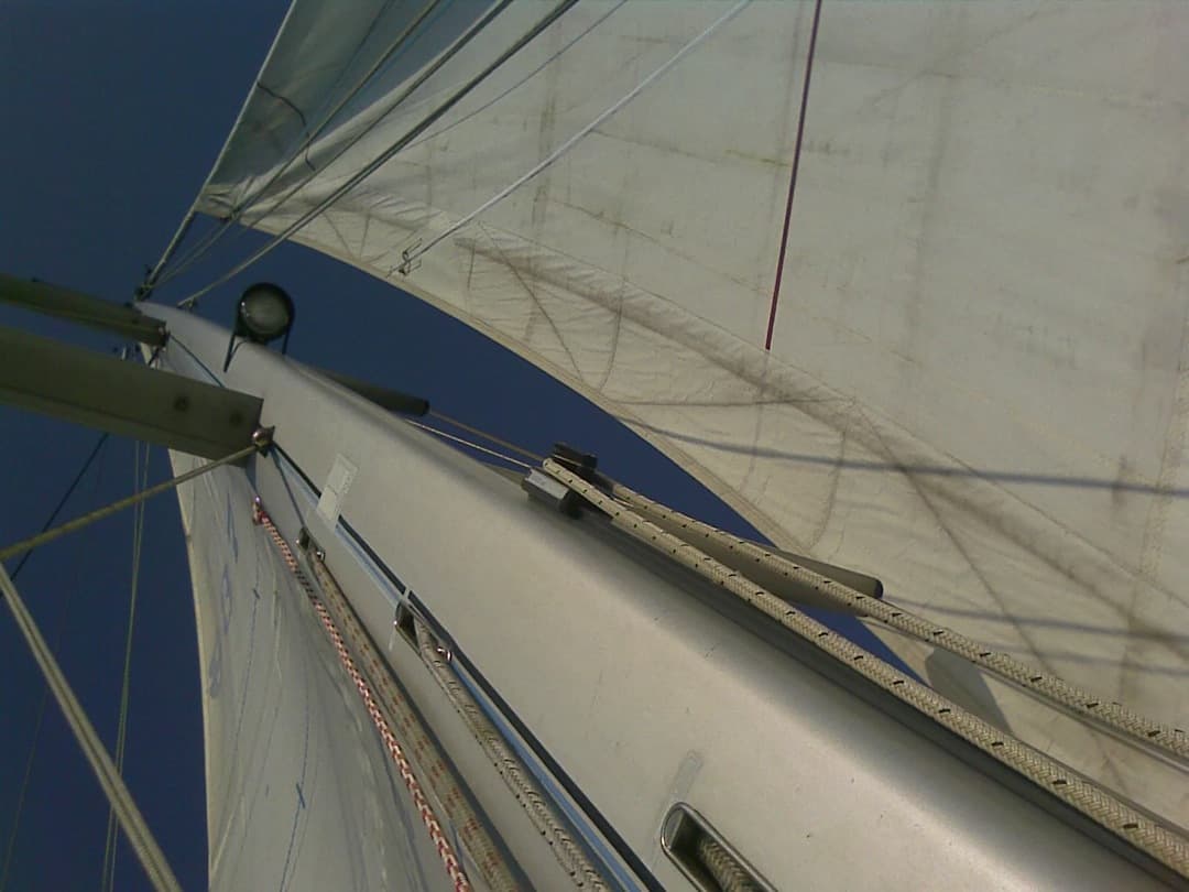 Vue du mât et du profil de la voile depuis le pont