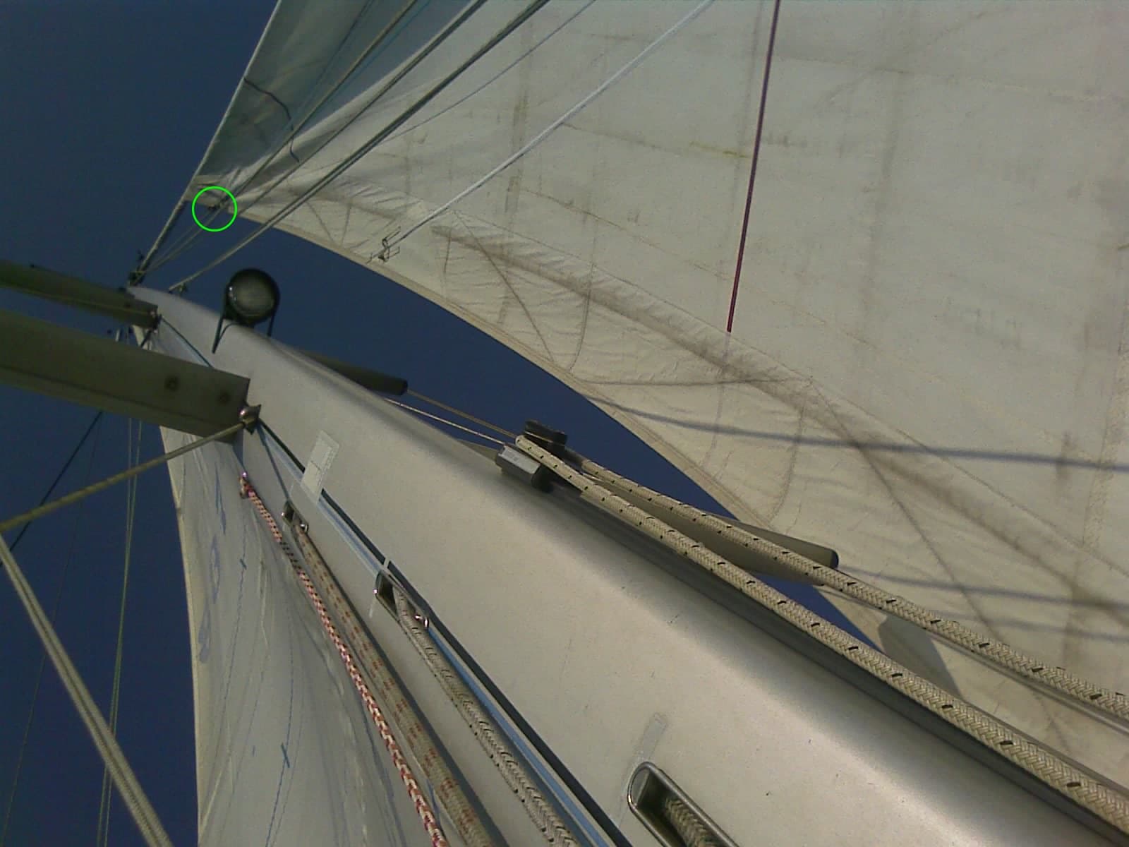 Point d’accroche de WindHanger repéré en vert sur la voile, vu depuis le pied de mât.