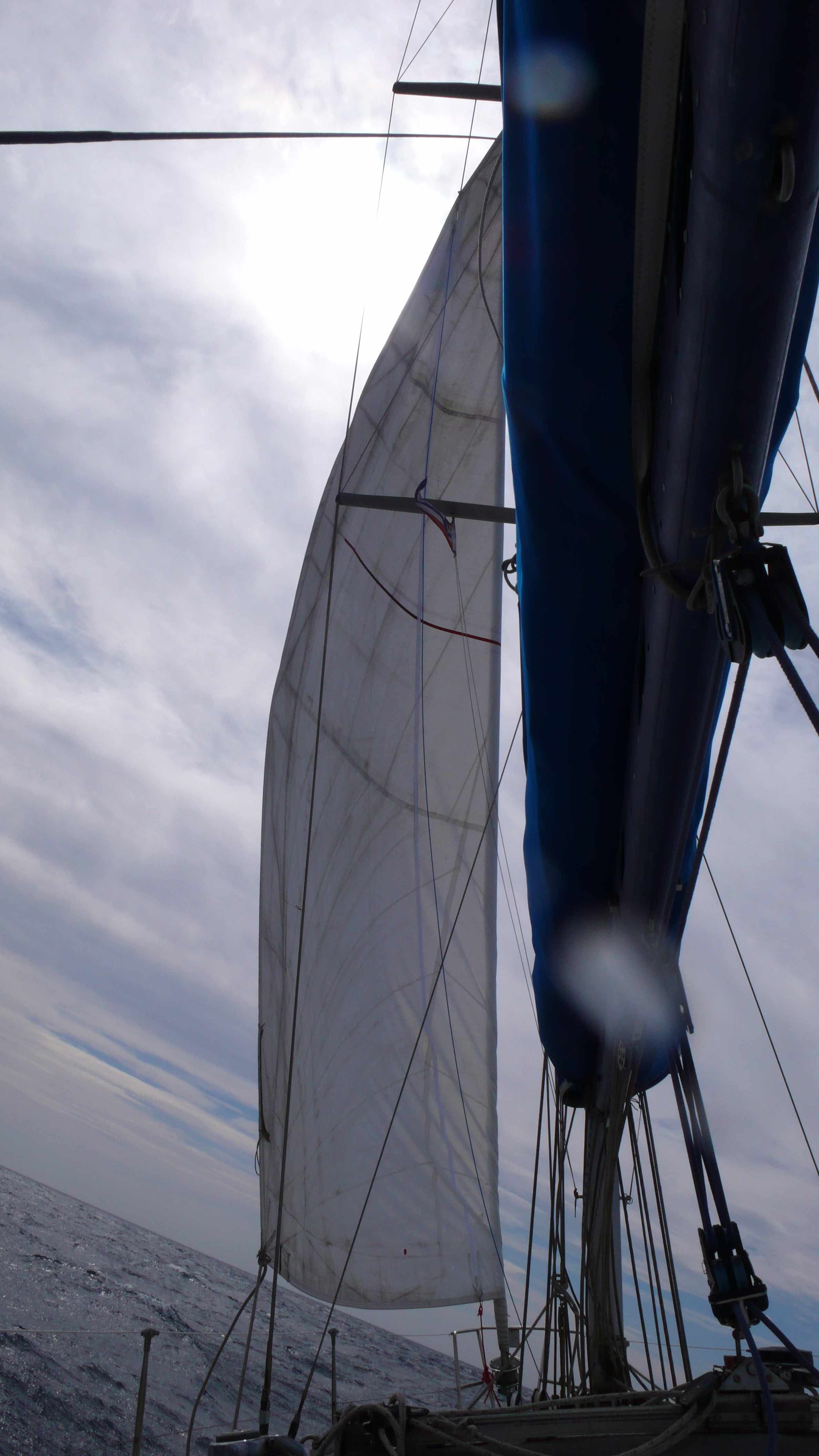 Seconde vue de la voile partiellement roulée équipée de WindHanger.